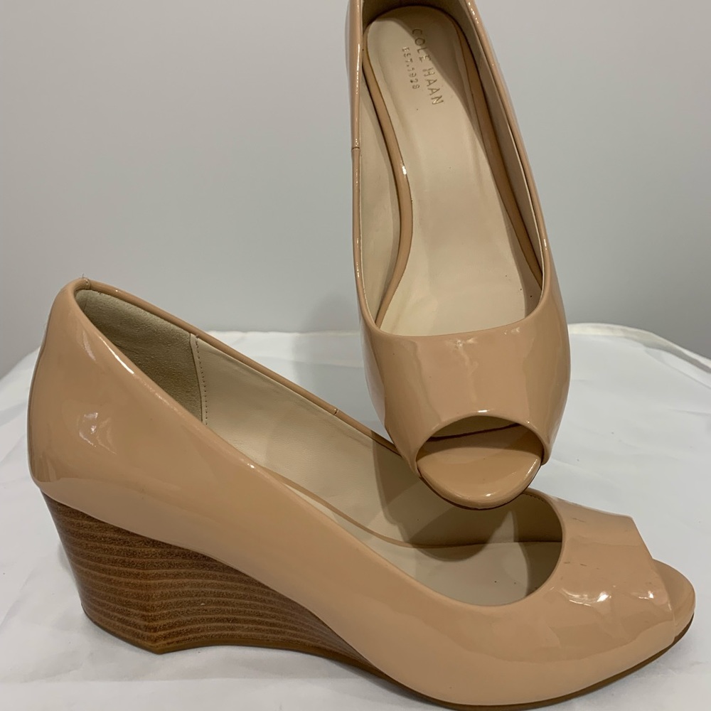 VERY GOOD COLE HAAN Sadie OT Patent Leather Peep Toe Wedge Pumps in Taupe (Sz6)!